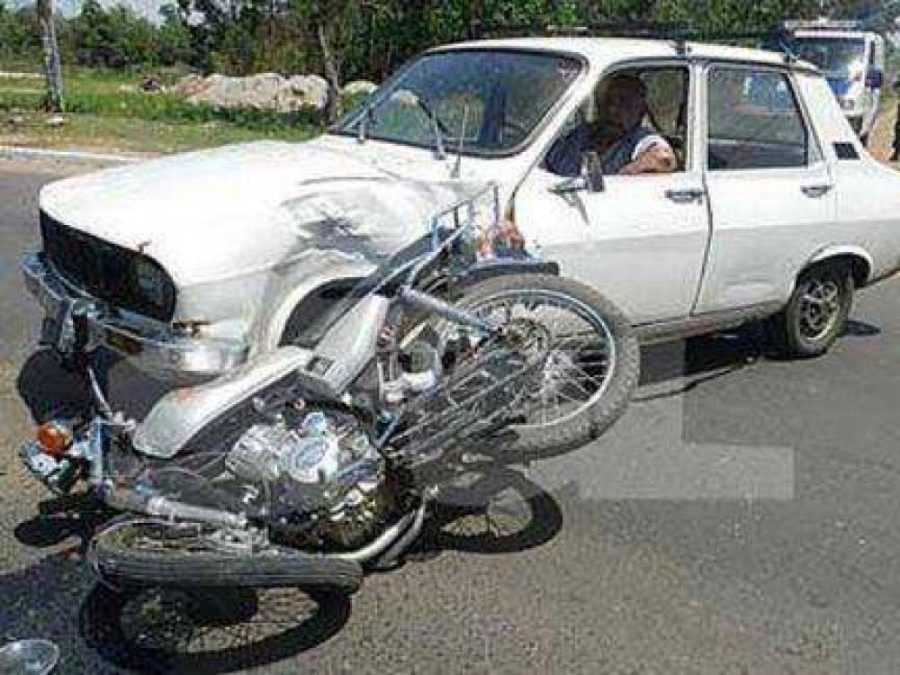 Una pareja iba en moto con su hija de tres a�os y colisionaron con un Renault 12