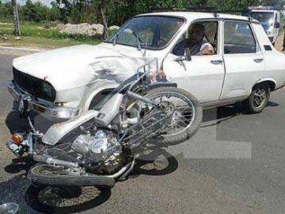 Una pareja iba en moto con su hija de tres a�os y colisionaron con un Renault 12