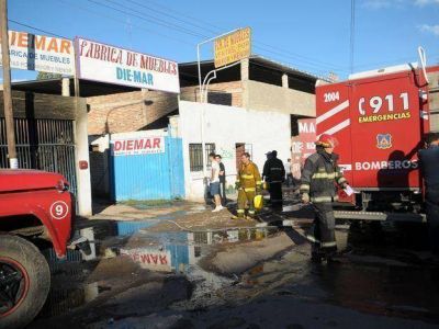 Una f�brica de muebles se incendi� en el Acceso Este, en Guaymall�n