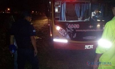Murieron un hombre al volcar un auto y un joven al ser embestido por un micro
