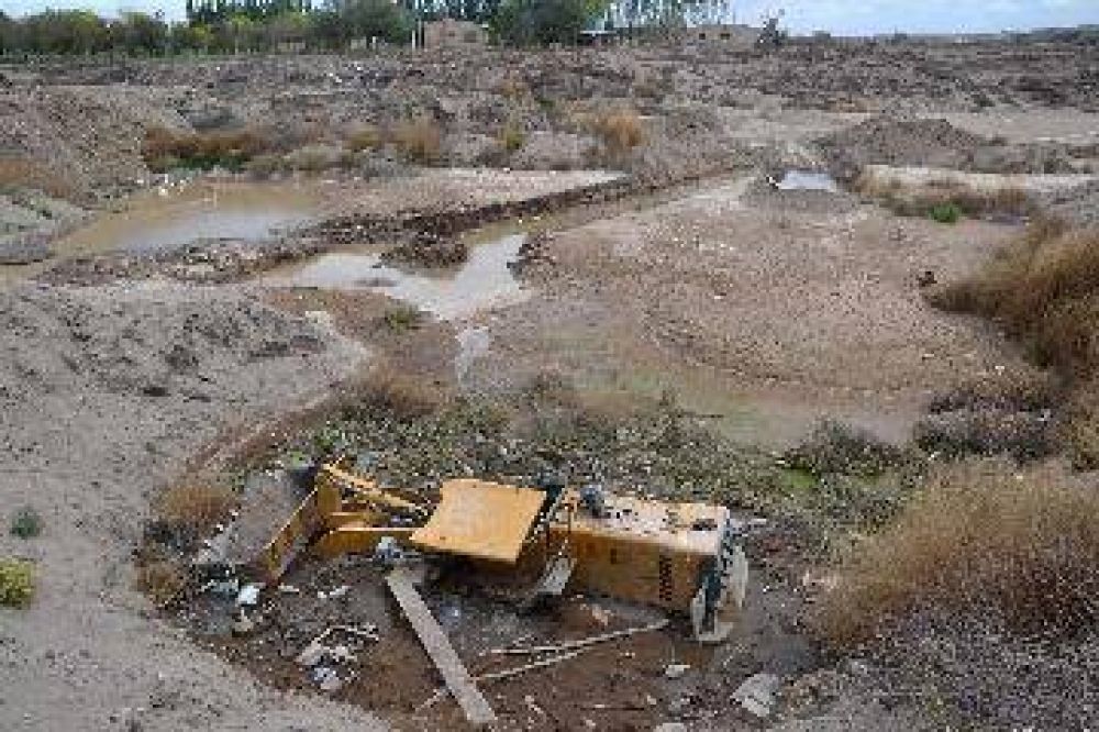 Muri� al caer a un pozo con una m�quina retroexcavadora