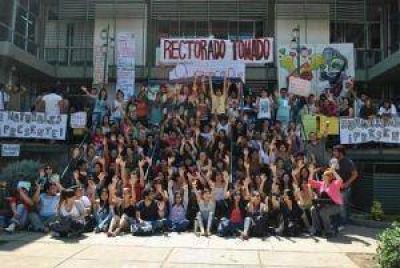 Sigue la toma del rectorado y piden una auditoria externa para la UNSa