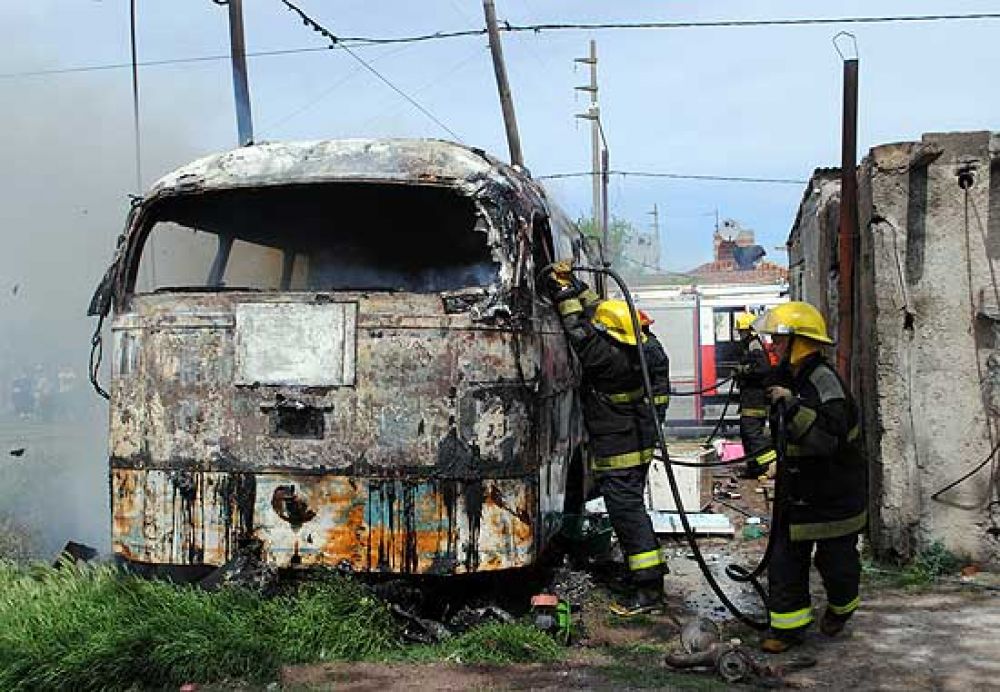 Vecinos justicieros: incendiaron colectivo de un presunto ladr�n