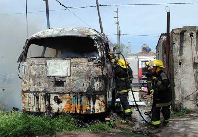 Vecinos justicieros: incendiaron colectivo de un presunto ladr�n