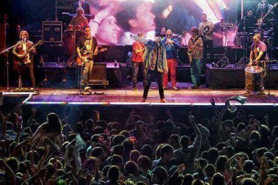 Con "Los Aut�nticos Decadentes" sigui� el baile en la Loma