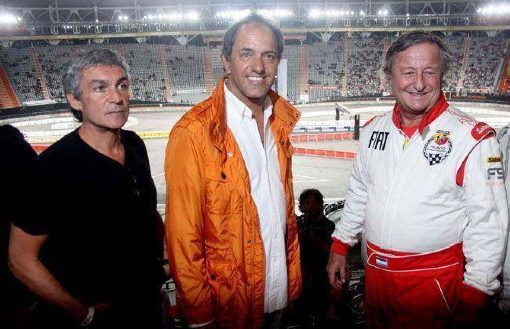 Scioli se visti� de piloto para solicitar un �voto a favor�