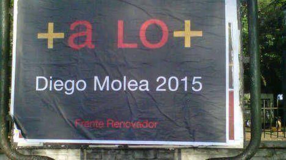 Lomas amaneci� empapelada por el massismo