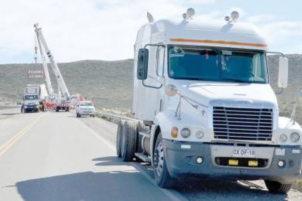 Cami�n chileno provoc� un accidente que bloque� la Ruta 3 por varias horas