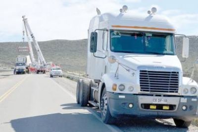 Cami�n chileno provoc� un accidente que bloque� la Ruta 3 por varias horas