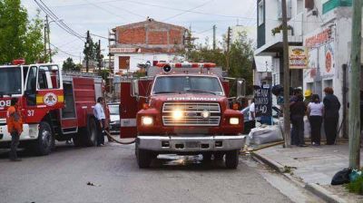 Un cortocircuito habr�a originado el incendio de una rotiser�a