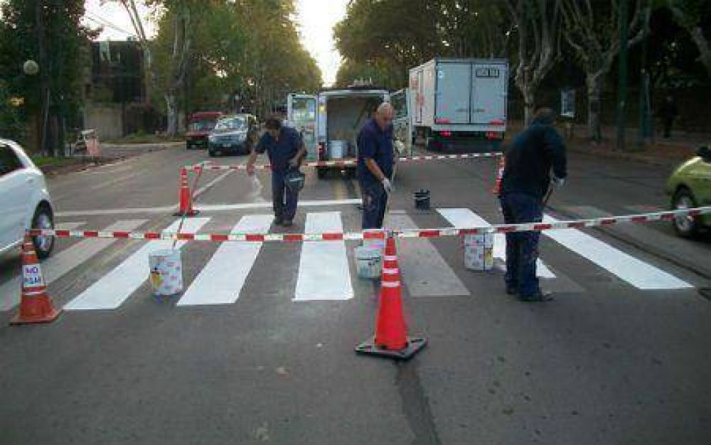 Pintan pasos peatonales en San Isidro