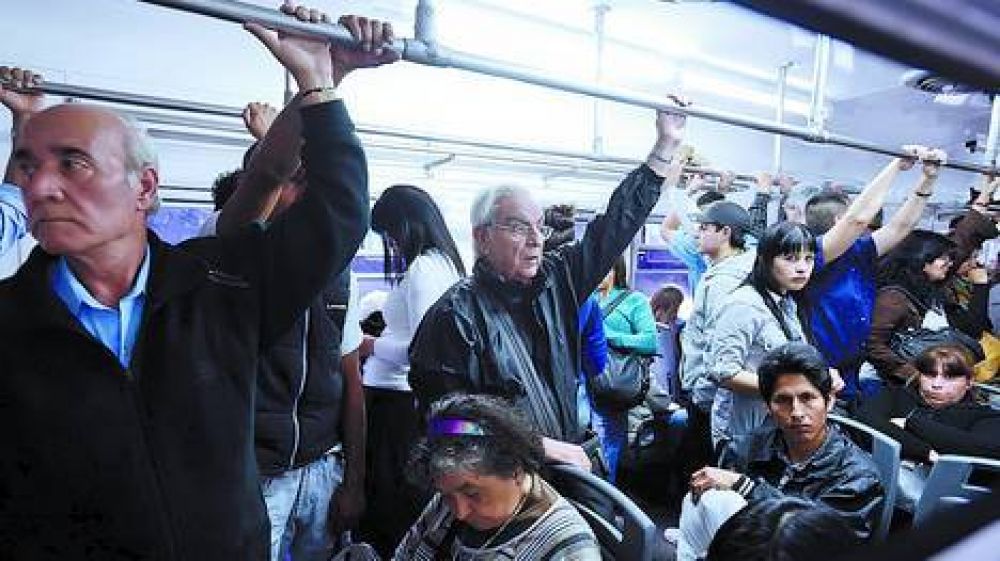 Un lunes distinto, con poca gente y asientos vac�os en el tren del miedo