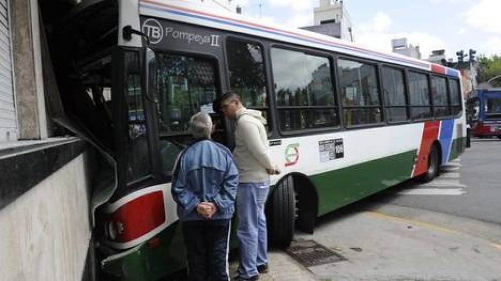 Un colectivo se incrust� en un edificio