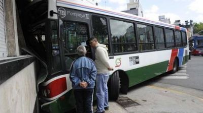 Un colectivo se incrust� en un edificio