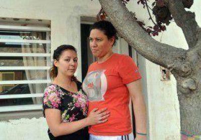 Por ser lesbiana, sus ex suegros no le dejan ver a su hija 
