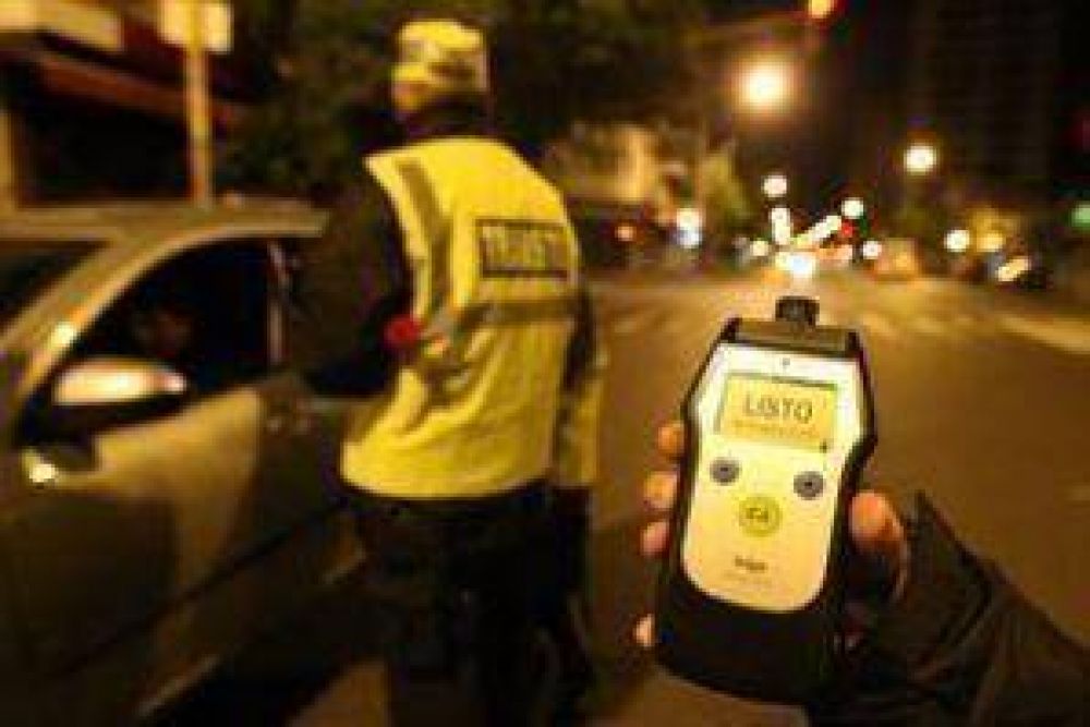 Secuestran 15 autos por alcoholemia y multan motos por ruidos molestos