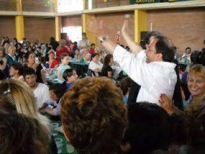Giustozzi presente en la fiesta de las manzaneras