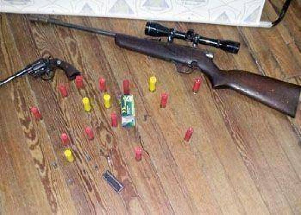 Secuestraron tres armas durante un allanamiento por un violento asalto