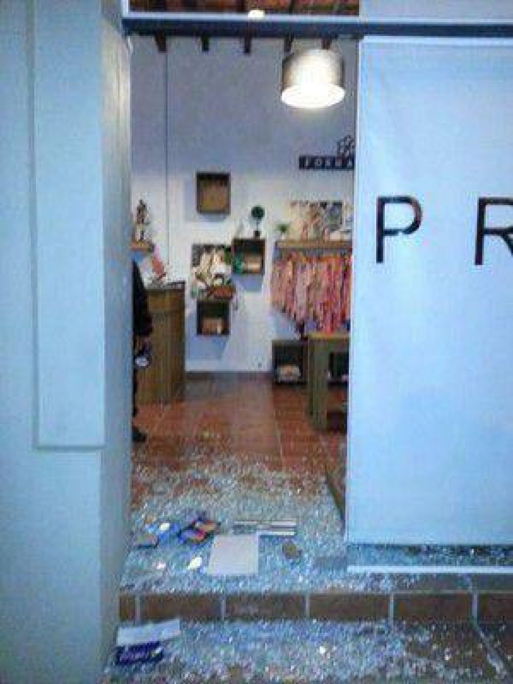 A un comercio le rompieron la vidriera cuatro veces en pocos d�as