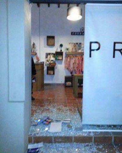 A un comercio le rompieron la vidriera cuatro veces en pocos d�as