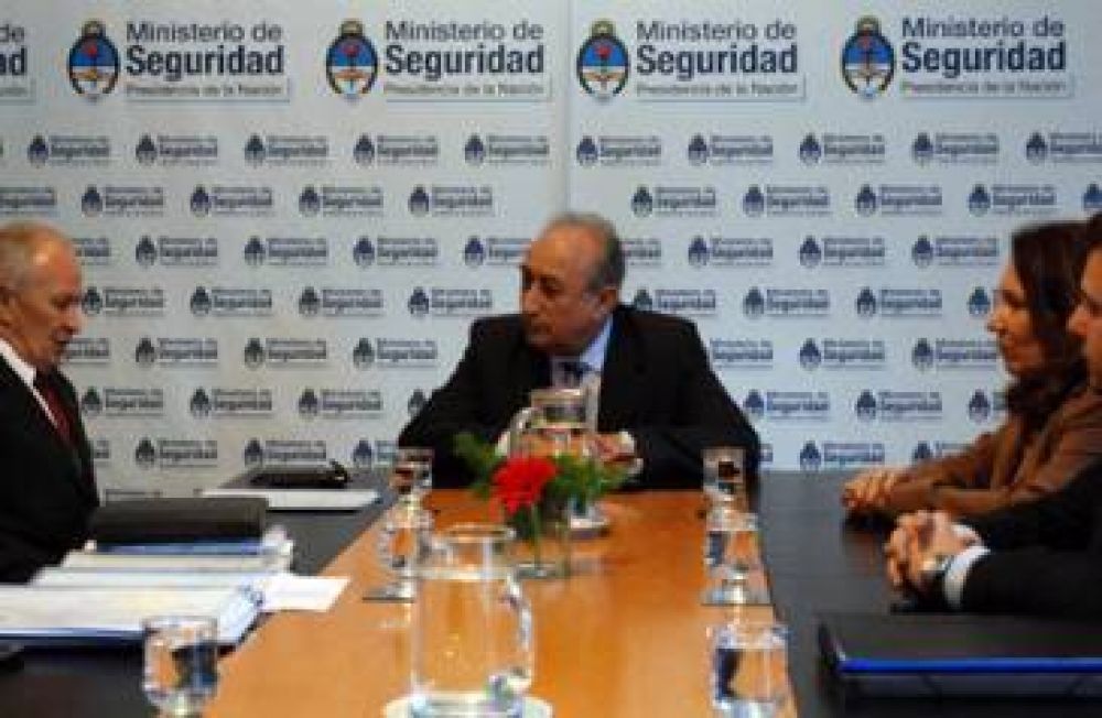 La Naci�n podr�a colaborar con la seguridad en barrios de Santa Fe