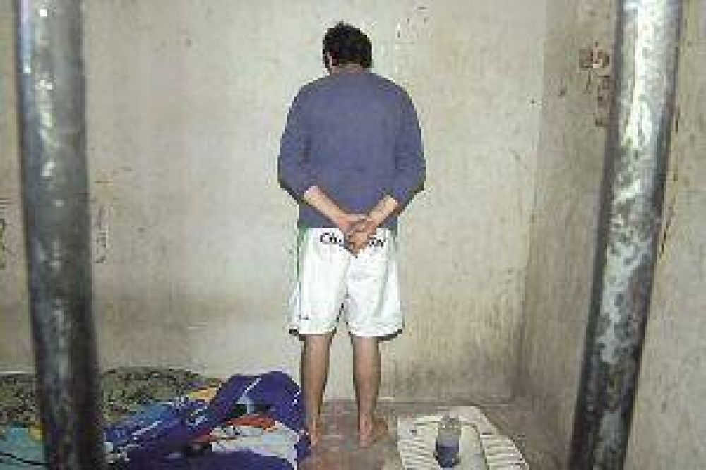 Golpe� y apu�al� a su ex pareja delante de sus hijas