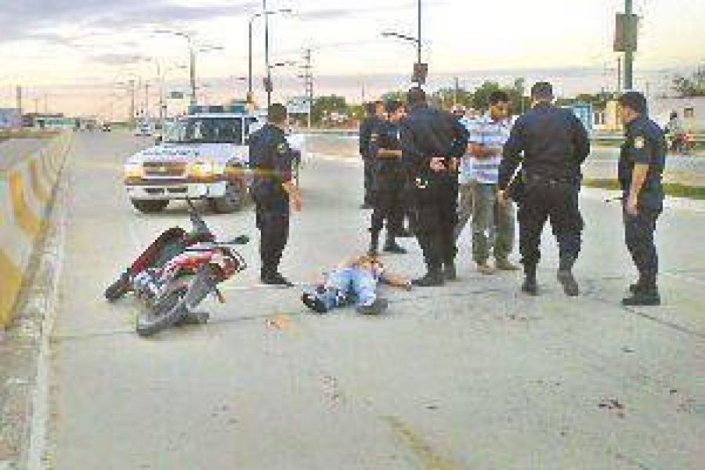 Un joven muri� y otro est� muy grave tras derrapar con su moto