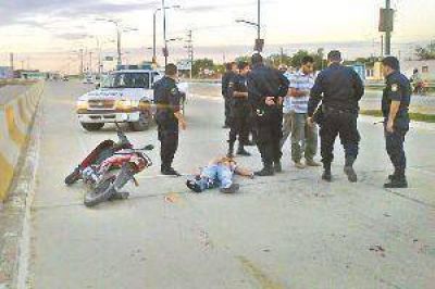 Un joven muri� y otro est� muy grave tras derrapar con su moto