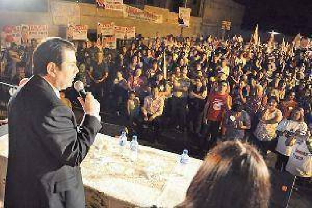 Zamora recibi� un fuerte respaldo de agrupaciones de la capital y La Banda