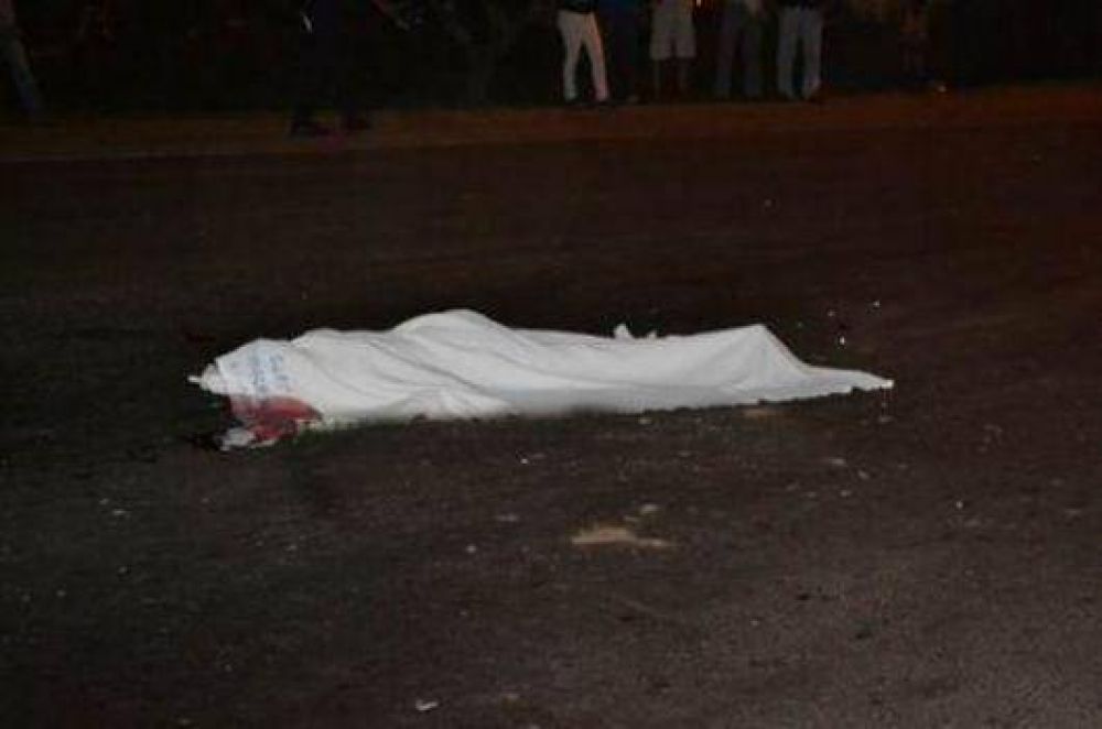 Corr�a picadas, choc� una camioneta y muri�
