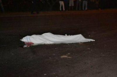 Corr�a picadas, choc� una camioneta y muri�