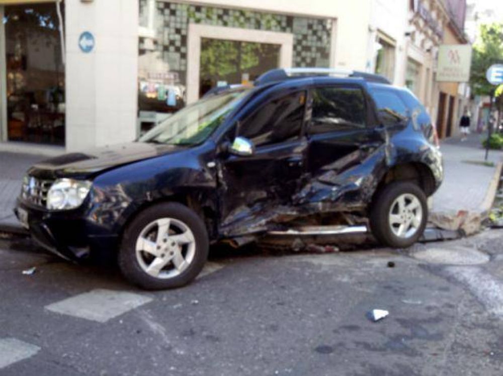Un conductor fue internado tras protagonizar un violento choque en el macrocentro