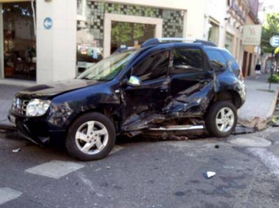 Un conductor fue internado tras protagonizar un violento choque en el macrocentro