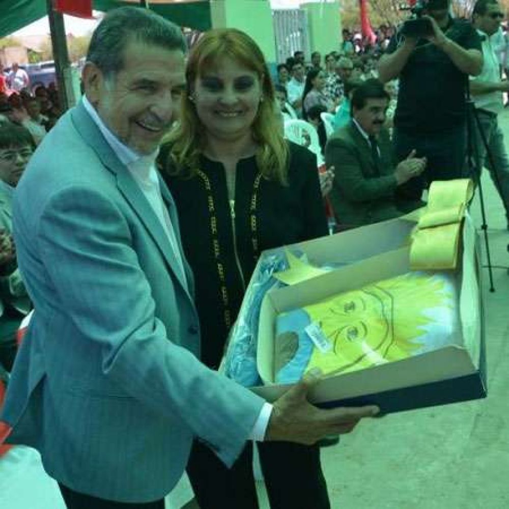 El gobernador encabez� festejos por el centenario de la escuela de San Solano