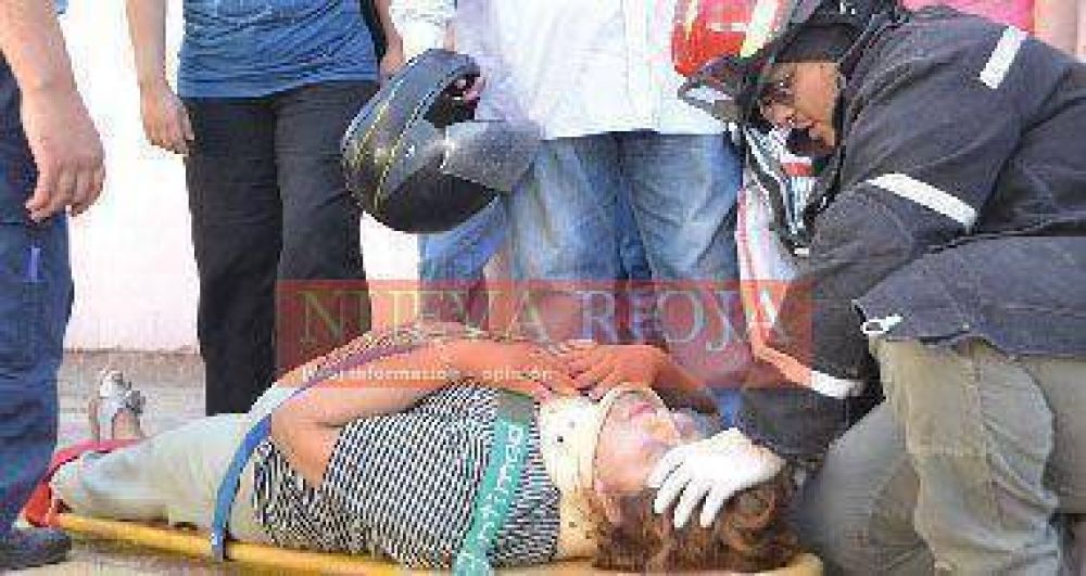 Colectivo de Riojano�s atropell� una moto y no fue tragedia de milagro