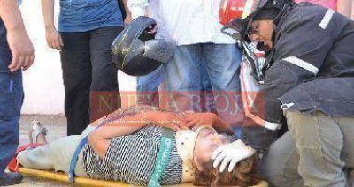 Colectivo de Riojano�s atropell� una moto y no fue tragedia de milagro
