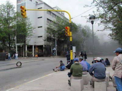 Afiliados de ATE cortan calle