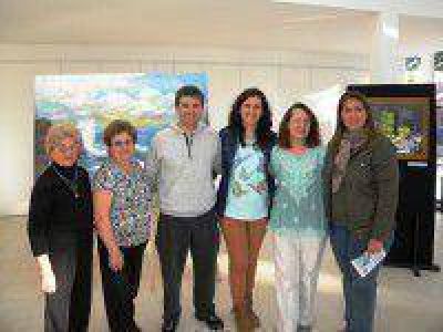 Se inaugur� la muestra pict�rica de Rosa Renzi