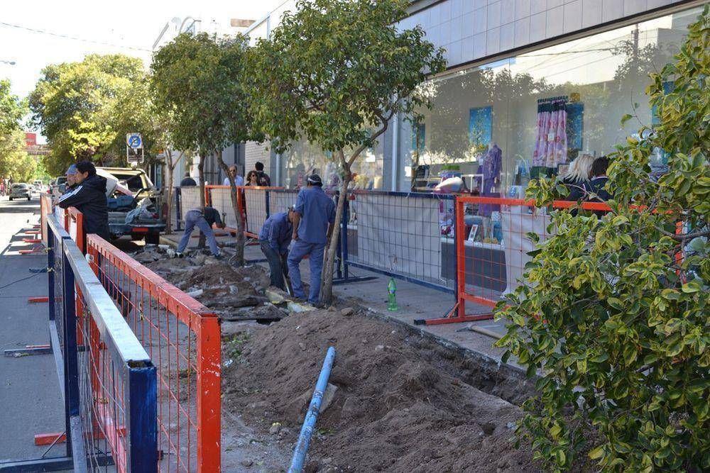 Comenzaron los trabajos para ensanchar la segunda vereda del microcentro