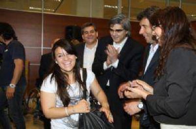 U�ac y Molina entregaron aud�fonos y sillas de ruedas