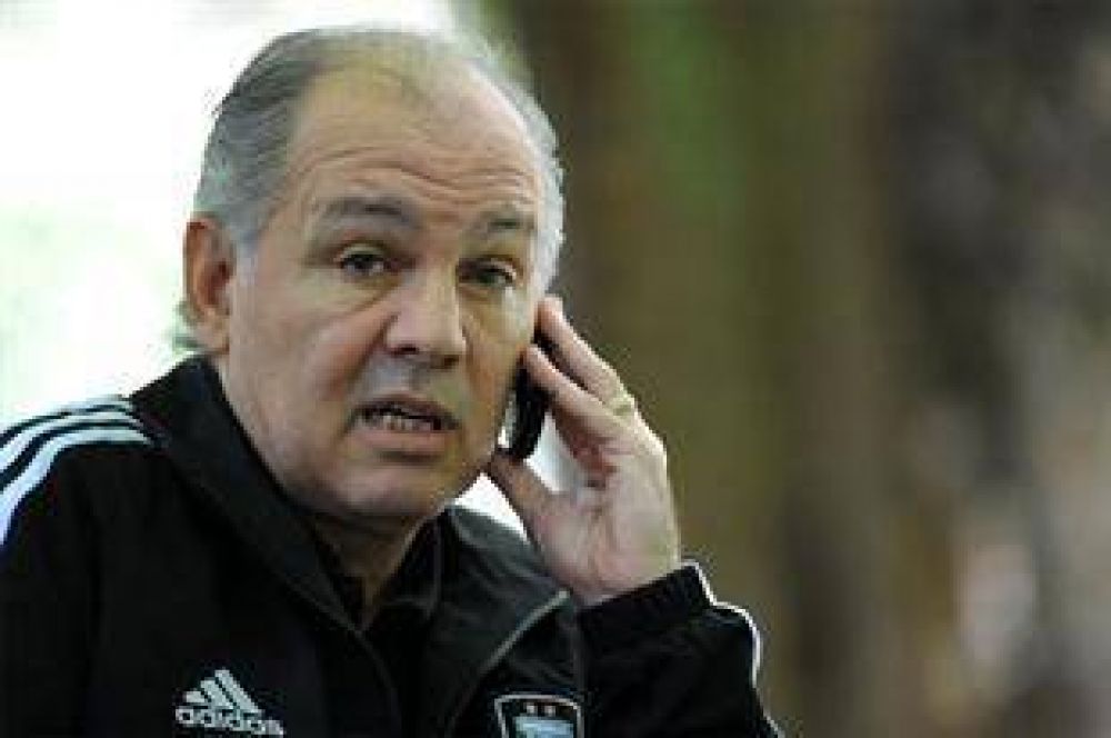 Operativo defensa: Alejandro Sabella viaj� a Europa para ver jugadores