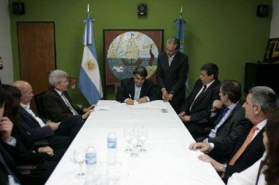 Guti�rrez y el presidente del Banco Naci�n firmaron escritura