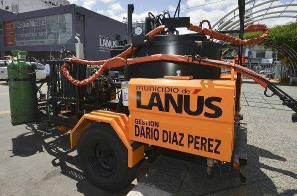 Lan�s: nueva maquinaria para la pavimentaci�n de calles y avenidas