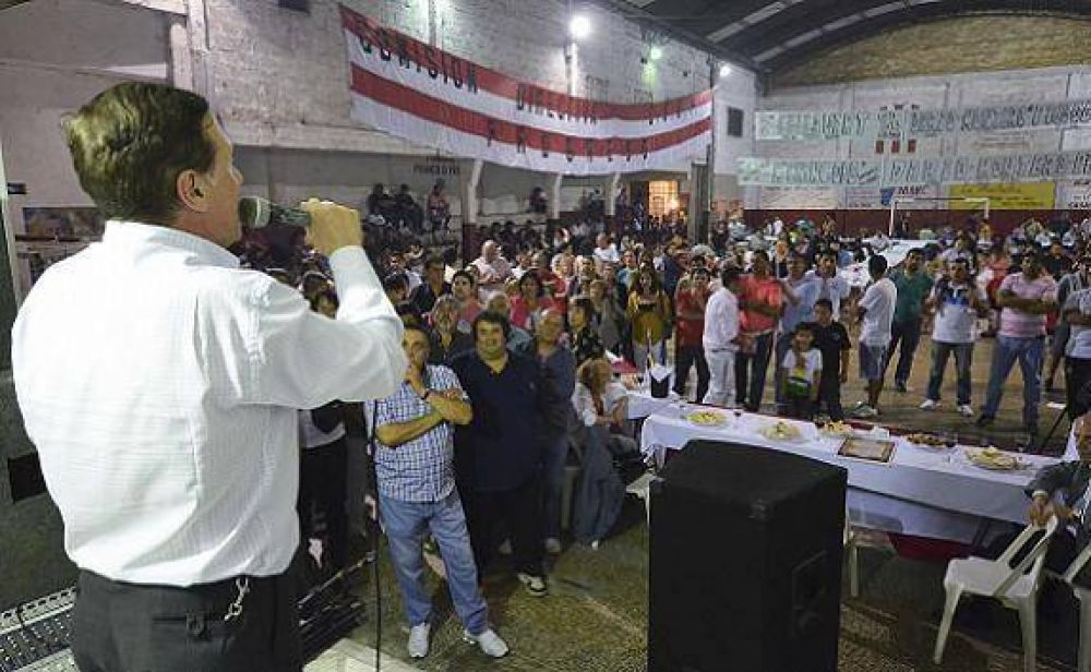 EL INTENDENTE DE LAN�S DAR�O D�AZ PEREZ JUNTO A VECINOS DE LA POPULOSA CIUDAD LANUSENSE DE MONTE CHINGOLO