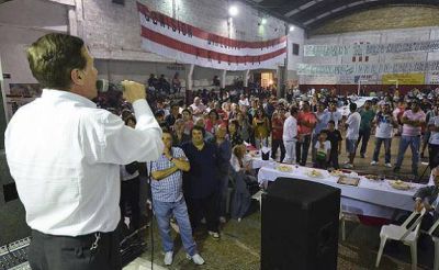 EL INTENDENTE DE LAN�S DAR�O D�AZ PEREZ JUNTO A VECINOS DE LA POPULOSA CIUDAD LANUSENSE DE MONTE CHINGOLO