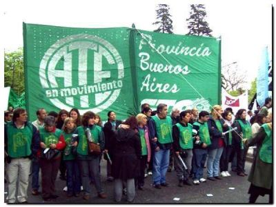 Estatales zarate�os protestaron en la Direcci�n General de Escuelas por mejoras salariales