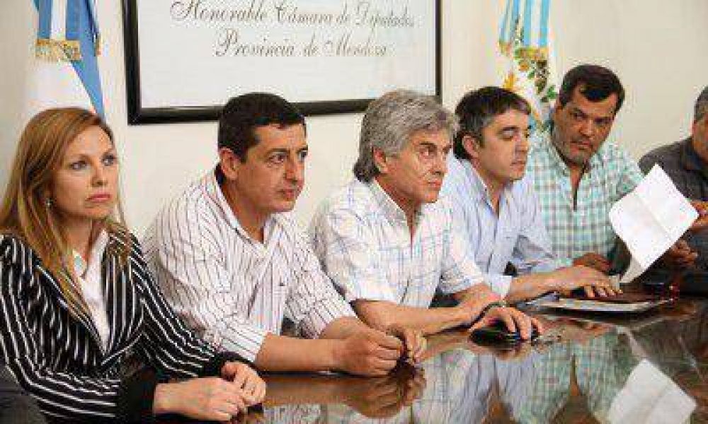 Legisladores de la UCR y el PD se solidarizaron con el FIT y apuntan al entorno de L�pez Puelles