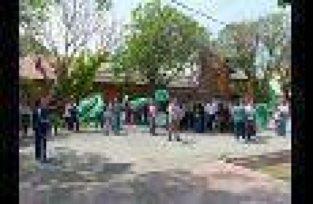 Los gremios de la Salud escracharon al ministro Marcelo Costa en su casa