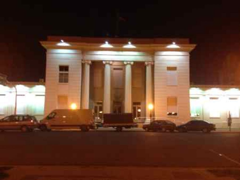 Se ilumina el Palacio Municipal mientras el Peronismo y el FPV beben su propia medicina