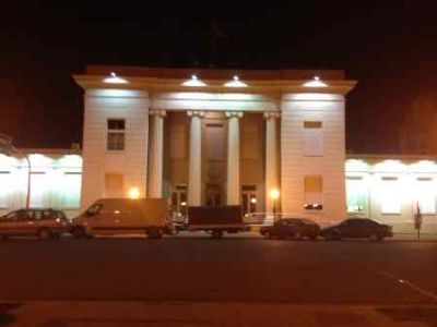 Se ilumina el Palacio Municipal mientras el Peronismo y el FPV beben su propia medicina